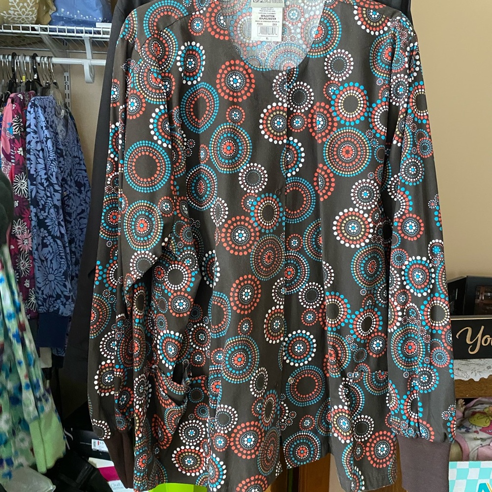 Circles & dots scrub jacket